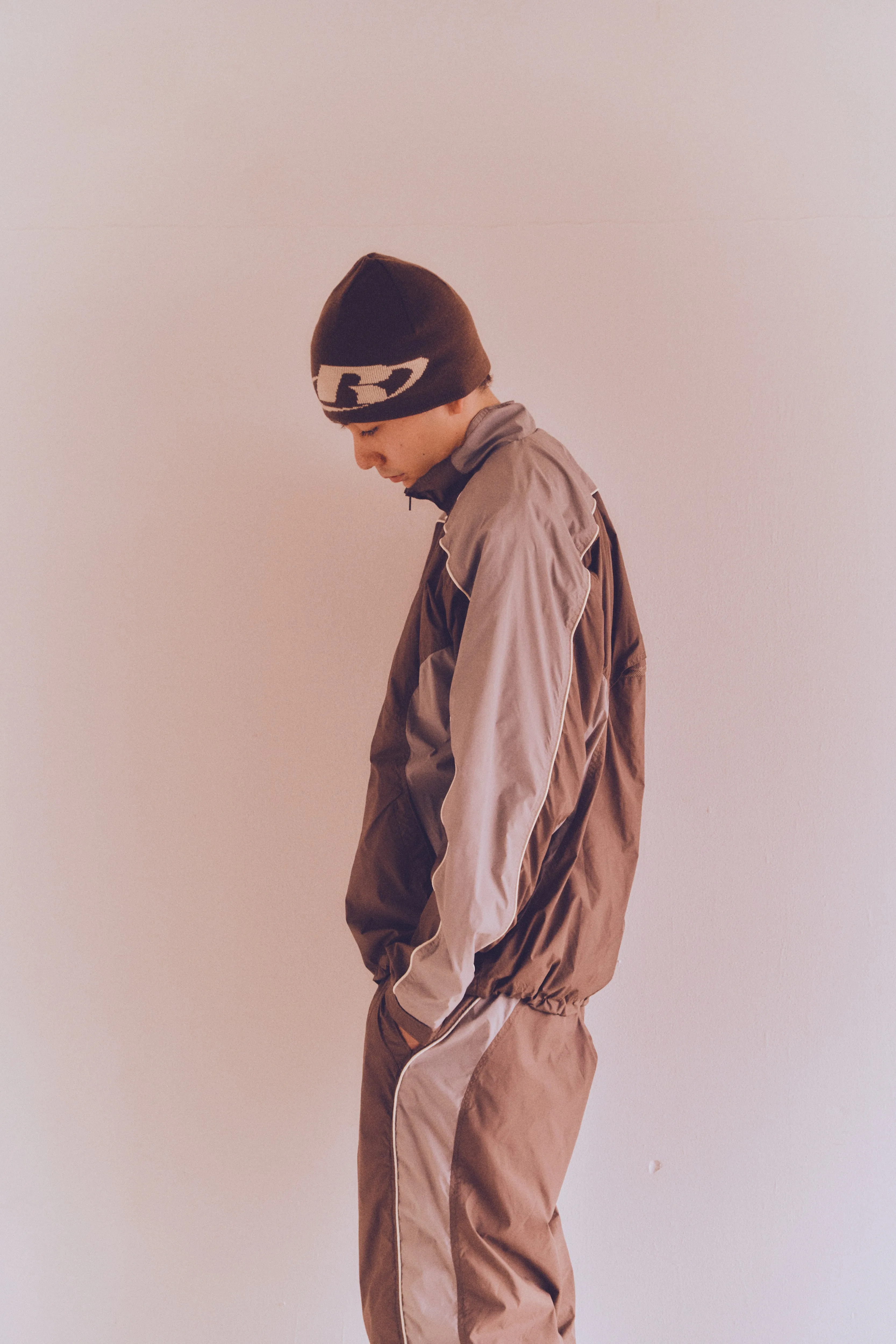 NYLON TRAINIG JACKET ＜RC-24745＞ TAUPE×GRAY　【RUSSELL ATHLETIC】